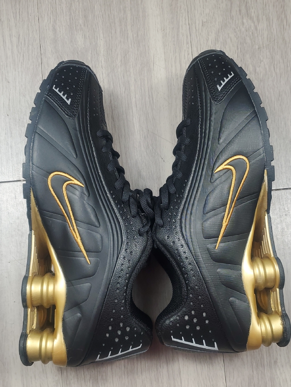 Nike Shox R4 Black Gold Sneakers Men’s Size 12 NWOB